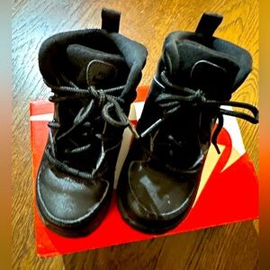VGUC NIKE MANOA LTR (TD) BLACK/BLACK/BLACK